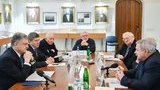 Упевнений, що Україна і українство переможе, - Порошенко подякував за підтримку групі інтелігенції "Перше грудня"