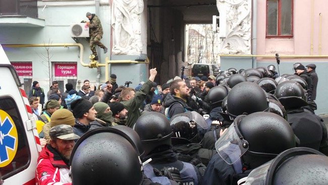 Прихильники Саакашвілі намагаються прорвати кордон поліції 12