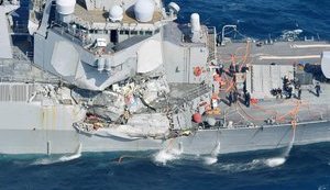 Американский военный корабль столкнулся с торговым судном возле Японии