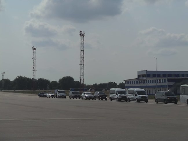 Родичі, журналісти, Зеленський, Баканов, Аваков у Борисполі чекають літака з українцями 05