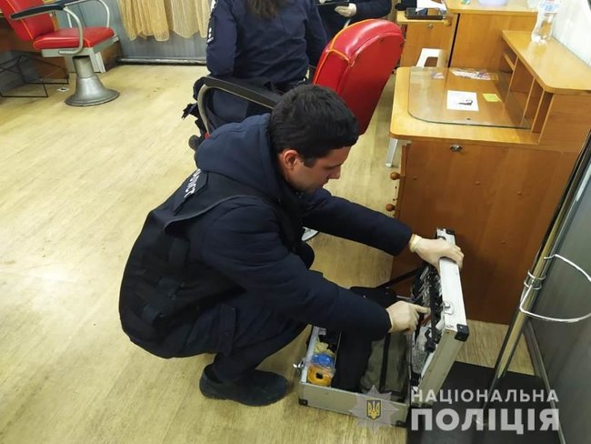 Мужчина подстрелил парикмахершу в одесском салоне красоты 01