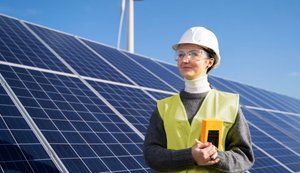 В Україні запустили безкоштовне навчання для жінок, які хочуть розпочати кар’єру у відновлювальній енергетиці