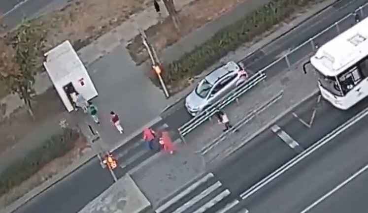 Residents of Russian city of Belgorod run for shelter during work of Russian army air defence forces. VIDEO from surveillance cameras