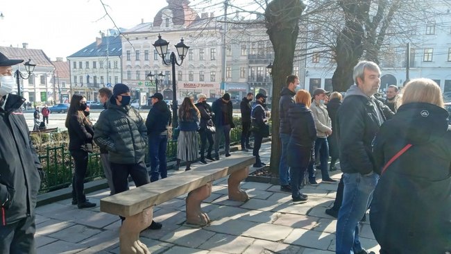 У Чернівцях підприємці вийшли на карантинний протест: Постанова Кабміну суперечить Конституції 07