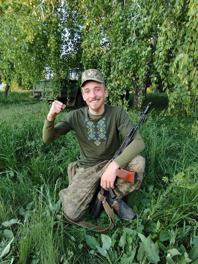 Поет, активіст і випадково єгер Максим Михайлик: Я тільки тут зрозумів, що обстріляний боєць – це не той, хто з автоматом кидається на танк, а хто в окопі. Іноді ми сиділи в окопі по два тижні 04