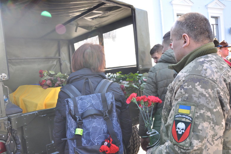 В Києві попрощалися із загиблим внаслідок російського обстрілу розвідником 30-ї ОМБр Антоном Сидоровим 55