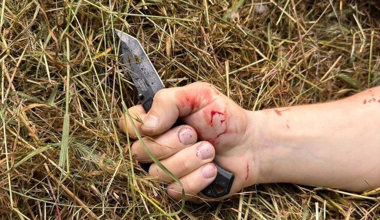 У Запоріжжі під час обшуку чоловік напав на поліцію: троє поранених, нападник загинув. ФОТОрепортаж
