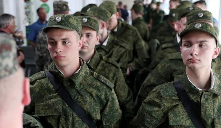 Російські загарбники розпочали призов на строкову службу молоді на ТОТ Запоріжжя