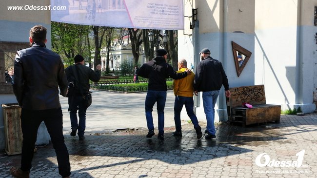 На нардепа Найєма напали та облили нечистотами в Одесі за захист Літнього театру в Міськсаду 05