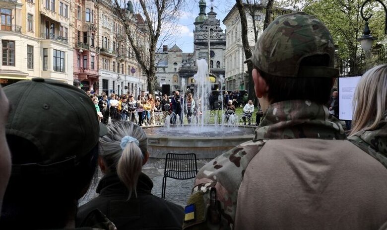 Фонтан, посвященный Герою Украины Да Винчи, открыли во Львове 01