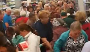 В одному з супермаркетів російського Омська місцеві жителі влаштували бійку за акційний цукор. ВIДЕО