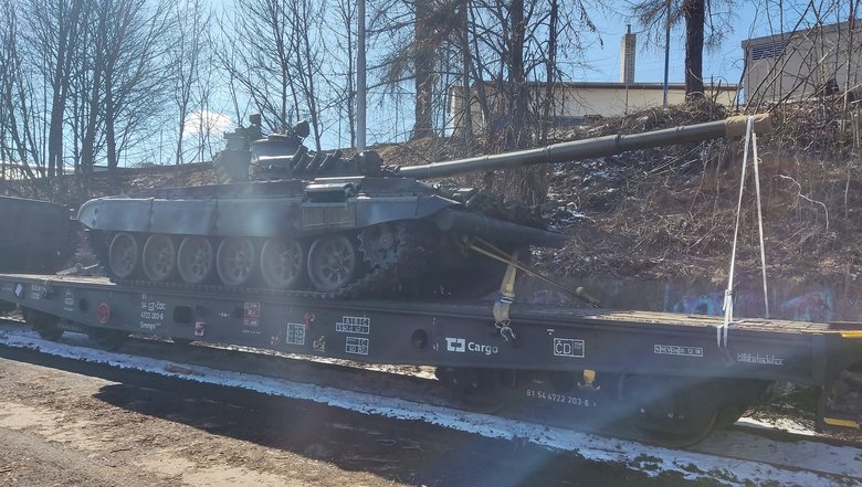 Чехія відправила до України танки Т-72 та БМП-1 03