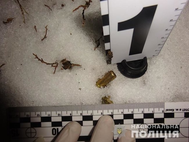 В Киеве стреляли у торгового центра, ранены 3 человека 03 В Киеве стреляли у торгового центра, ранены 3 человека 03