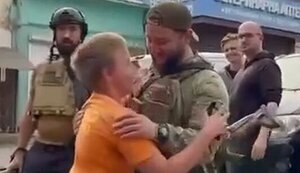 Врятований в затоплених Олешках підліток та пілот БПЛА зустрілися після евакуації: "Це ти пляшку з водою ловив?", - "Санта?! Дякую!". ВIДЕО