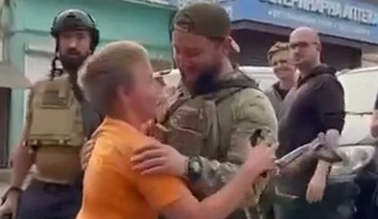 Врятований в затоплених Олешках підліток та пілот БПЛА зустрілися після евакуації: "Це ти пляшку з водою ловив?", - "Санта?! Дякую!". ВIДЕО