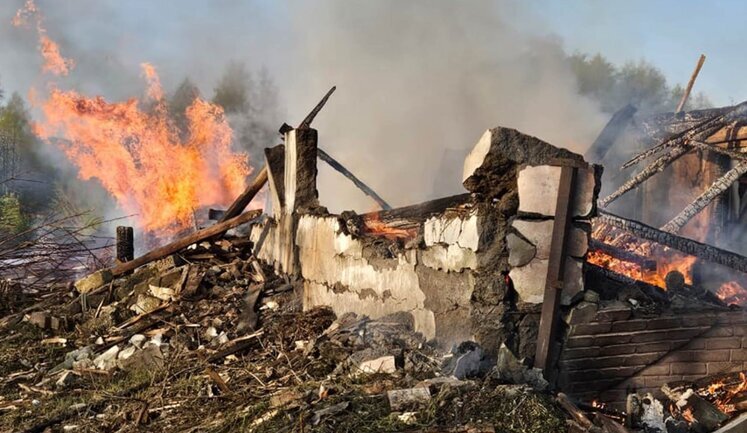 Russian Federation dropped FAB on house: father and son killed, woman injured in Yarova village, Donetsk region. PHOTO
