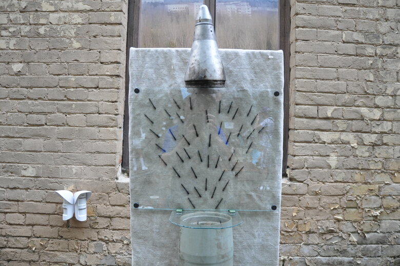 Кресло-катапульта, образцы снарядов и личные вещи рашистов: На Андреевском спуске открылась благотворительная выставка Спротив-2022 33 Кресло-катапульта, образцы снарядов и личные вещи рашистов: На Андреевском спуске открылась благотворительная выставка Спротив-2022 33