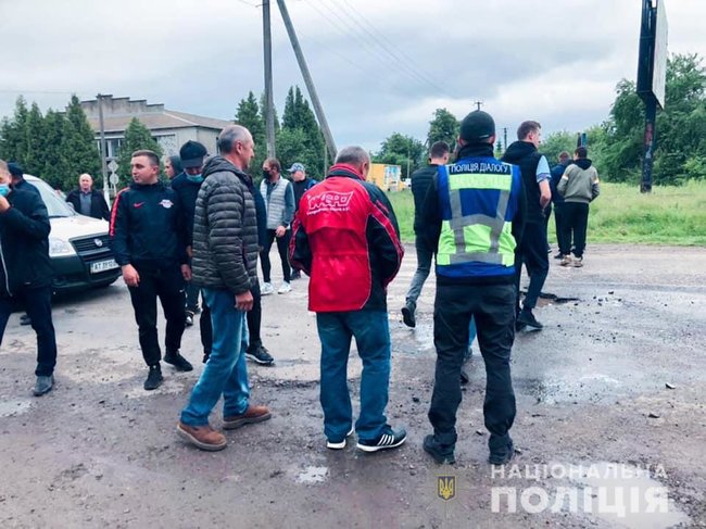 Жители прикарпатских сел перекрыли дорогу из-за ям 01 Жители прикарпатских сел перекрыли дорогу из-за ям 01