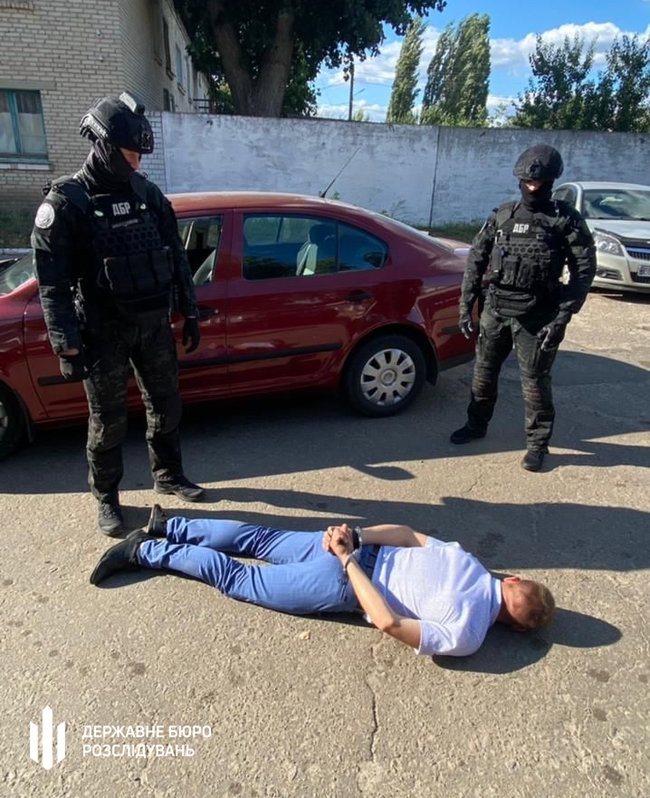Двое офицеров полиции задержаны на взятке на Луганщине, - ГБР 01