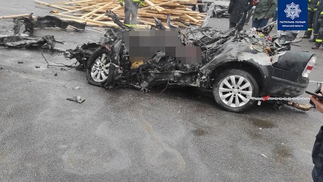 Легковик влетів під фуру на трасі Київ-Одеса, водій загинув на місці 09