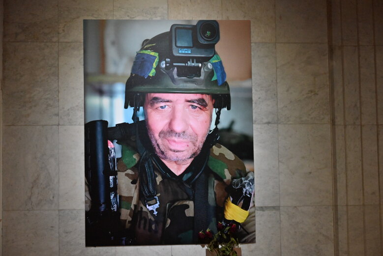 Выставка фотографий добровольца Владимира Миронюка (Джона), погибшего под Курдюмовкой в сентябре 2023 года 30