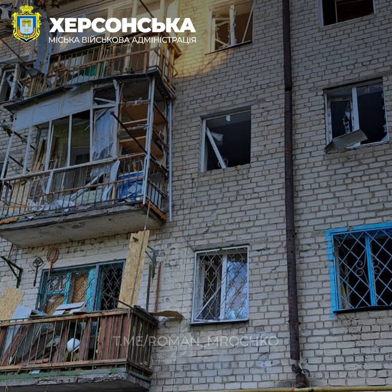Наслідки ворожих обстрілів Херсону 04