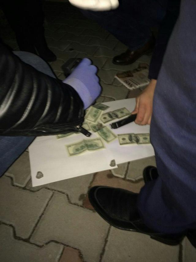 СБУ задержала на взятке в тысячу долларов адвоката в Хмельницком 02