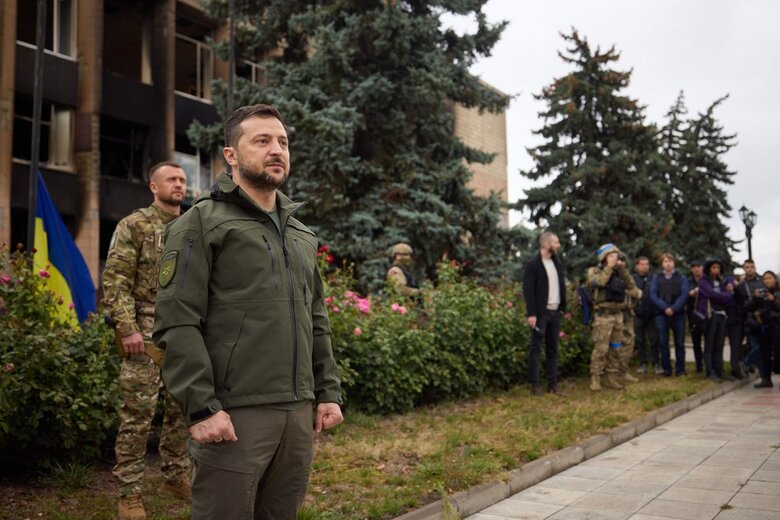 Зеленський приїхав у визволений від російських окупантів Ізюм 08