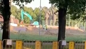 У Ризі почали демонтувати пам’ятник радянським воїнам. ВІДЕО+ФОТО