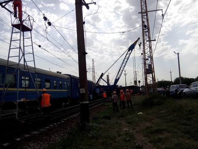 В Днепропетровской области сошли с рельсов грузовые вагоны с металлом 02