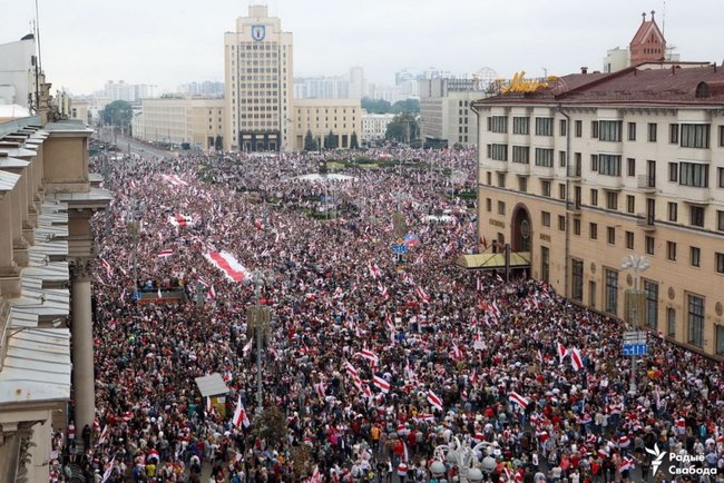 Тысячи людей вышли на Марш новой Беларуси в центре Минска 01