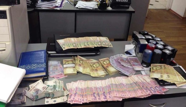 Податківці на Луганщині ліквідували центр мінімізації митних платежів з обігом майже 100 млн грн. ФОТОрепортаж
