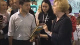 На "Книжковому Арсеналі" Зеленському подарували дитячу книгу "Політика для початківців". ВIДЕО
