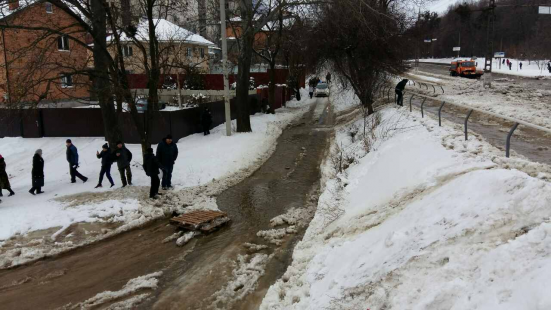 Через аварію на водогоні у Вінниці сталося підтоплення 02 Через аварію на водогоні у Вінниці сталося підтоплення 02
