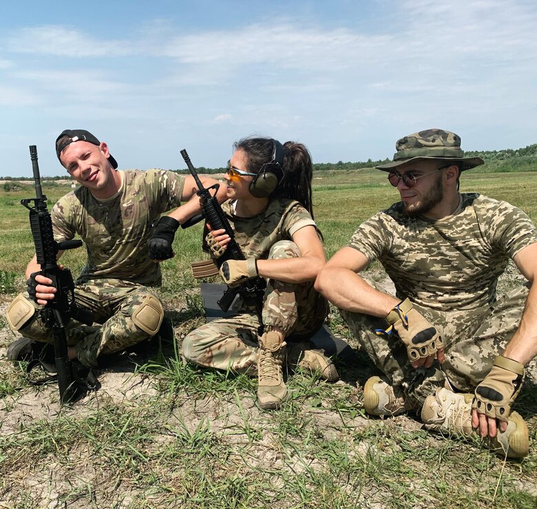 Стрілець-зв’язківець Ольга Єгорова: До снайперів свої ж ставляться 60 на 40. 60 – бояться, 40 –радіють, коли ми з’являємось 10
