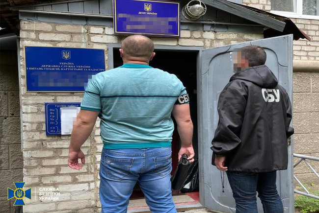 Чиновники Госгеокадастра пытались незаконно приватизировать земучастки на 4,5 млн грн на Донетчине, - СБУ 03