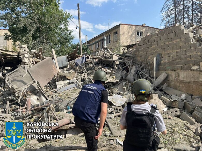 У Шевченківському районі частково зруйновано будівлю навчального закладу, пошкоджено багатоповерхівки та автомобілі. Отримали поранення 15-річний хлопчик та 26-річна дівчина. У 43-річної жінки гостра реакція на стрес