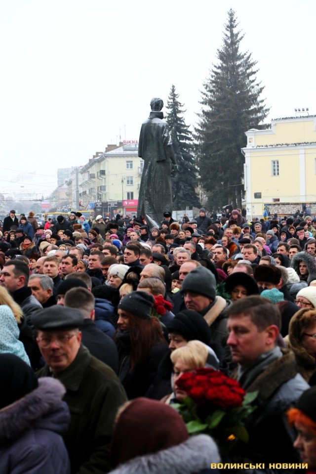 Сотні людей прийшли попрощатися з мером Луцька Романюком 19