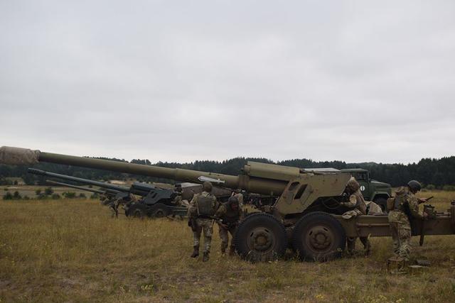 Навчання офіцерів-артилеристів відбулися на Луганщині 01 Навчання офіцерів-артилеристів відбулися на Луганщині 01