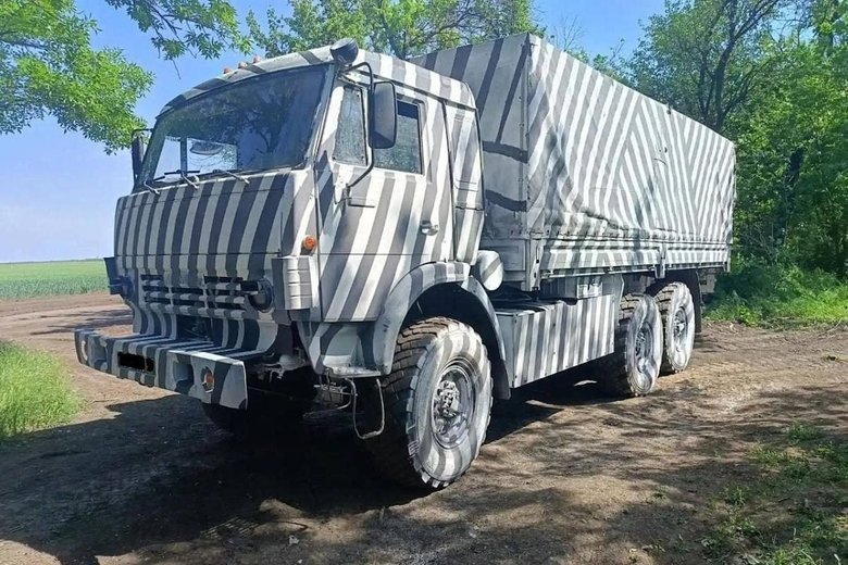 Російський військовий камаз із камуфляжем під зебру