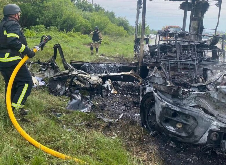 Russia strikes energy workers' vehicle in Sumy region