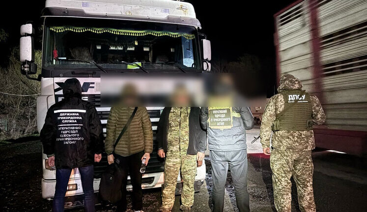 Сховав пасажира у спальному відсіку вантажівки: затримано чоловіка, який хотів переправити ухилянта до Молдови, - ДПСУ. ВІДЕО+ФОТО