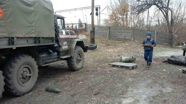 На арсеналі в Балаклії лунають вибухи, вогонь гасять пожежними танками, - ДСНС 04