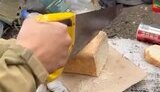 окупанти пиляють хлібб на обід