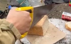 окупанти пиляють хлібб на обід