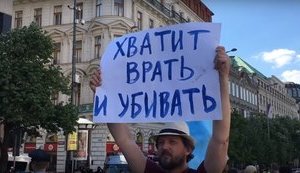 "Фашисти! Досить брехати та вбивати!". Як у Празі зустріли путінських байкерів: брехня "Росії-24" vs. реальність. ВIДЕО+ФОТО