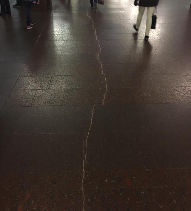 метро героев днепра трещина
