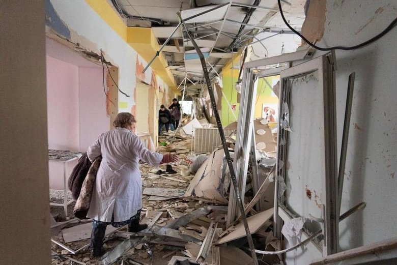 Оккупанты сбросили авиабомбы на детскую больницу в Мариуполе 14