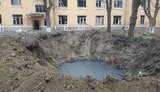 Перша "високоточна" російська ракета в Гостомелі впала поряд із житловим будинком - дивом ніхто не постраждав. ФОТО