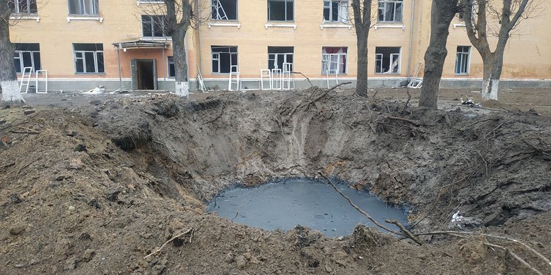 Перша високоточна російська ракета в Гостомелі впала поряд із житловим будинком - дивом ніхто не постраждав 01